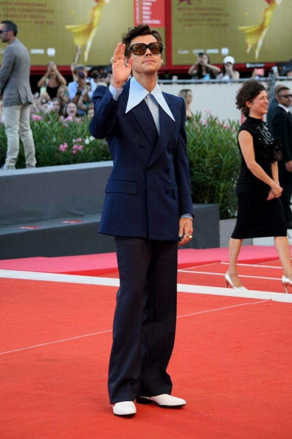 Harry Styles, întâmpinat de o mulțime de fane la Festivalul de Film de la Veneția | GALERIE FOTO - Imaginea 6