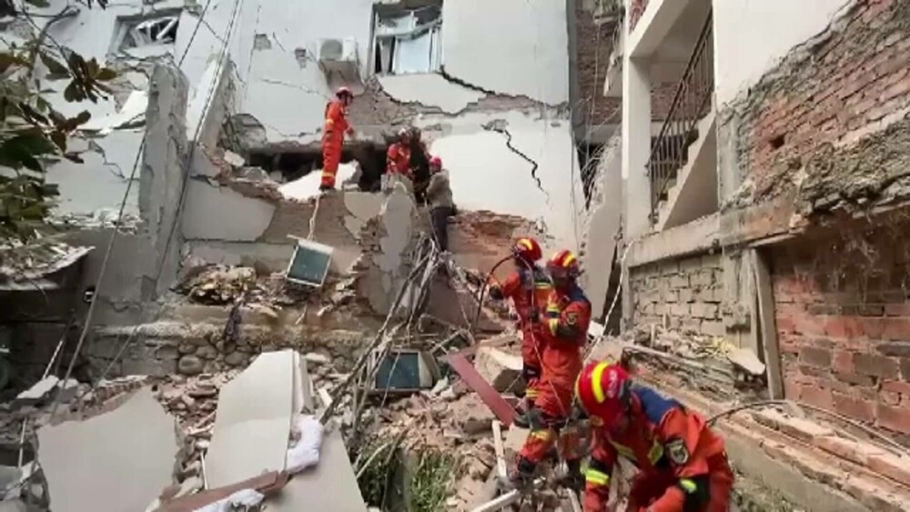 Cel puțin 65 de oameni au murit și 250 au fost răniți după cutremurul din China. Locuitorii trăiau o dramă de două luni. FOTO - Imaginea 1
