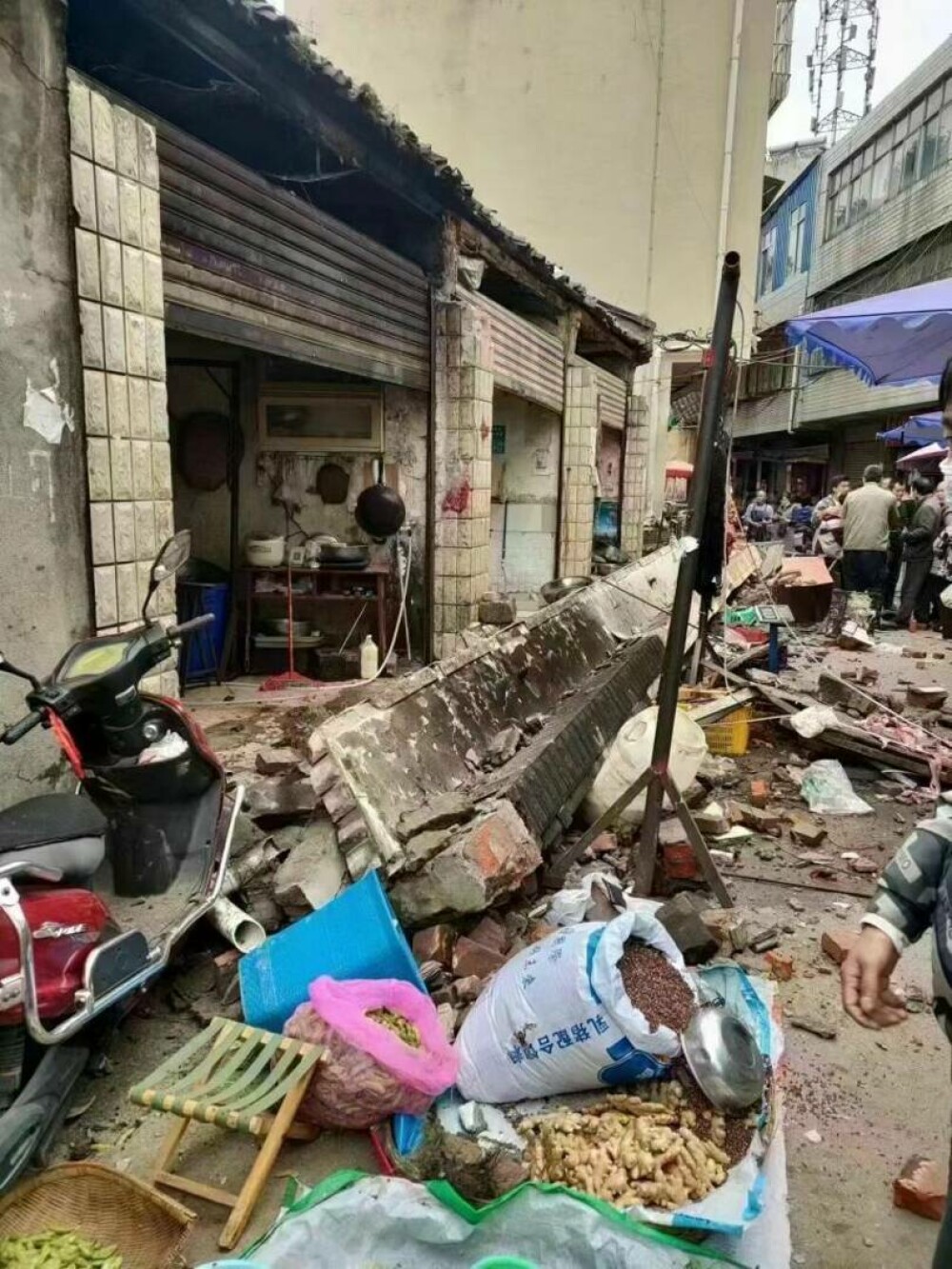Cel puțin 65 de oameni au murit și 250 au fost răniți după cutremurul din China. Locuitorii trăiau o dramă de două luni. FOTO - Imaginea 2