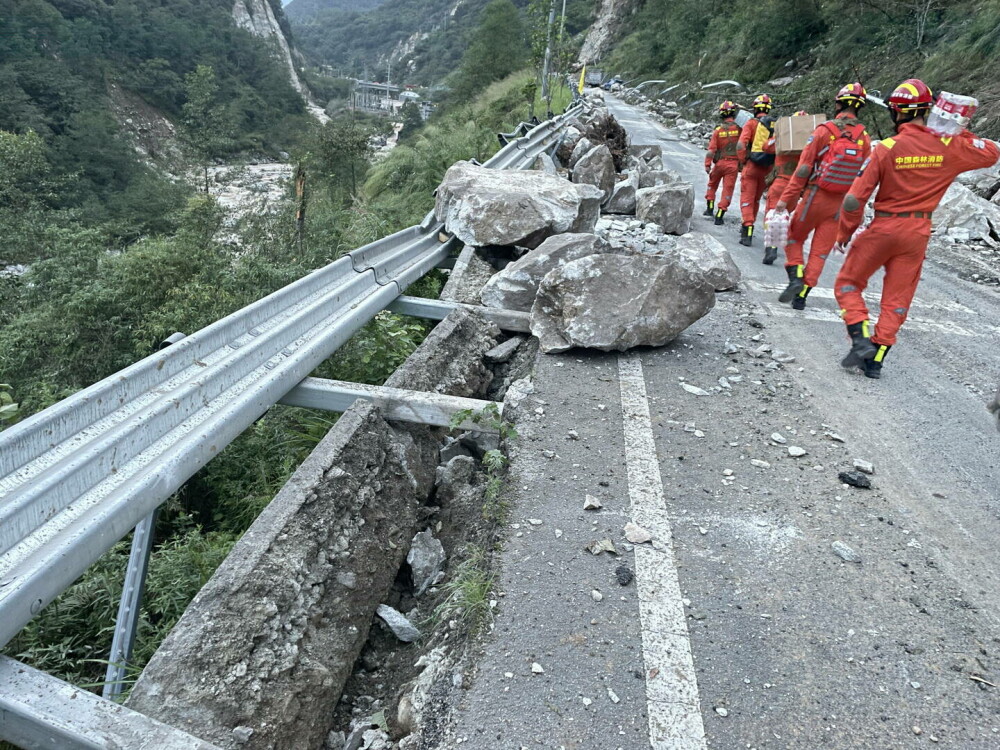 Cel puțin 65 de oameni au murit și 250 au fost răniți după cutremurul din China. Locuitorii trăiau o dramă de două luni. FOTO - Imaginea 4