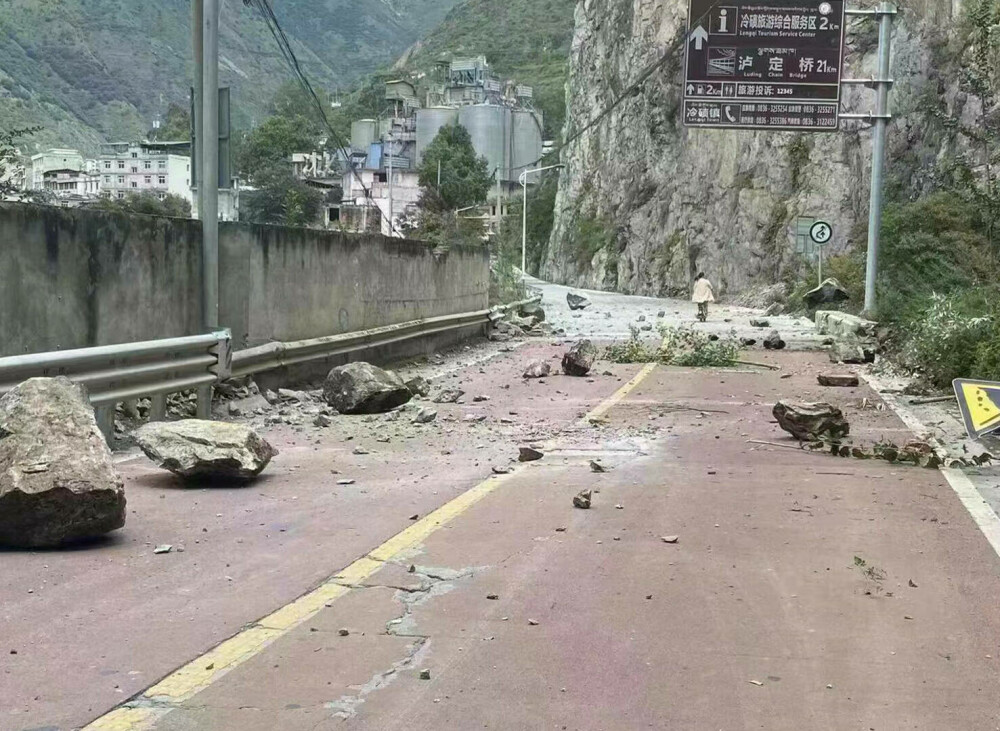 Cel puțin 65 de oameni au murit și 250 au fost răniți după cutremurul din China. Locuitorii trăiau o dramă de două luni. FOTO - Imaginea 5