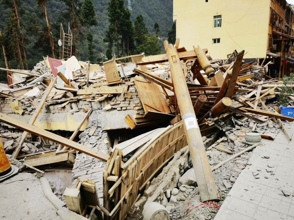Cel puțin 65 de oameni au murit și 250 au fost răniți după cutremurul din China. Locuitorii trăiau o dramă de două luni. FOTO - Imaginea 6