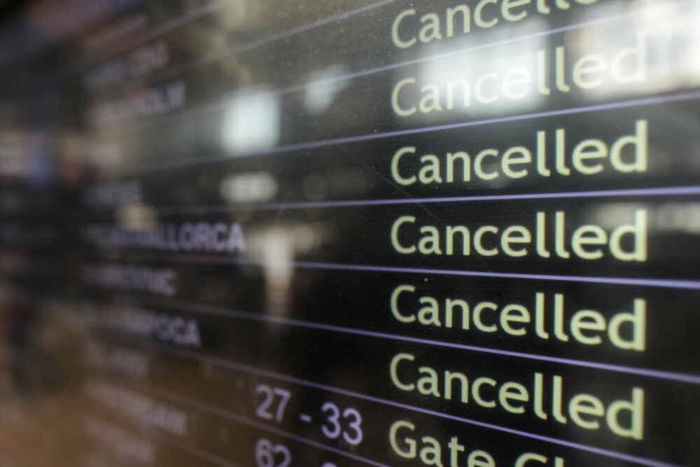 Blue Air suspendă toate zborurile din România. Imagini cu haosul din aeroporturi | GALERIE FOTO - Imaginea 9