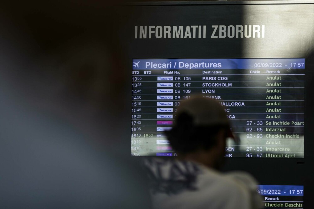 Blue Air suspendă toate zborurile din România. Imagini cu haosul din aeroporturi | GALERIE FOTO - Imaginea 11