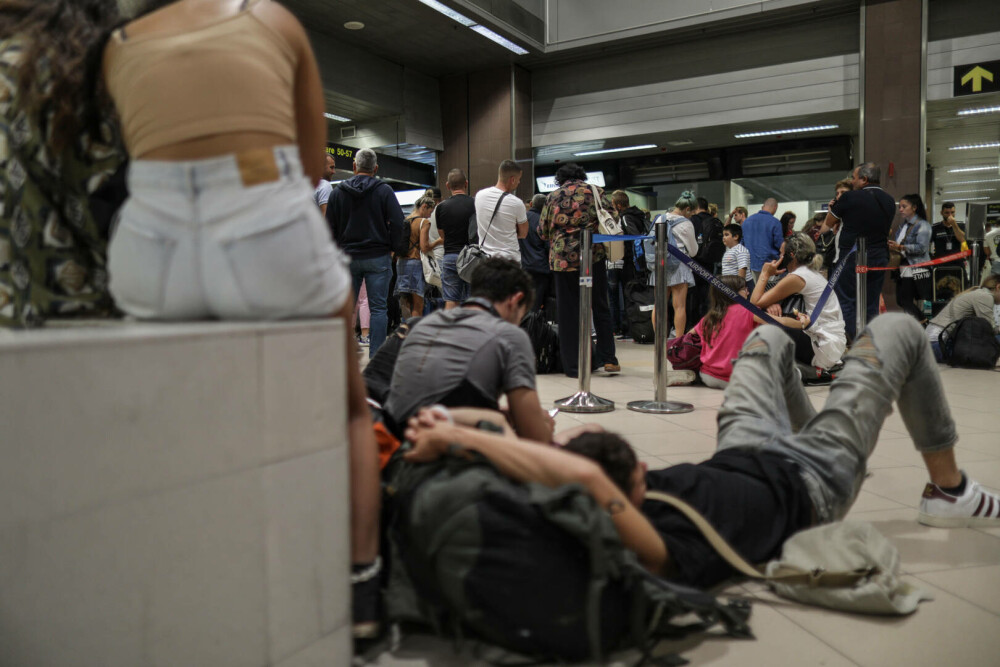 Blue Air suspendă toate zborurile din România. Imagini cu haosul din aeroporturi | GALERIE FOTO - Imaginea 14