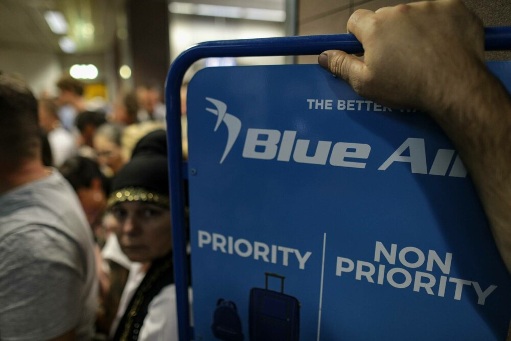 Blue Air suspendă toate zborurile din România. Imagini cu haosul din aeroporturi | GALERIE FOTO - Imaginea 16