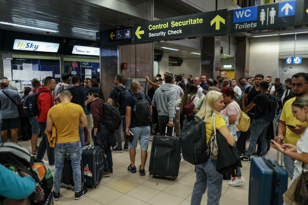 Blue Air suspendă toate zborurile din România. Imagini cu haosul din aeroporturi | GALERIE FOTO - Imaginea 17