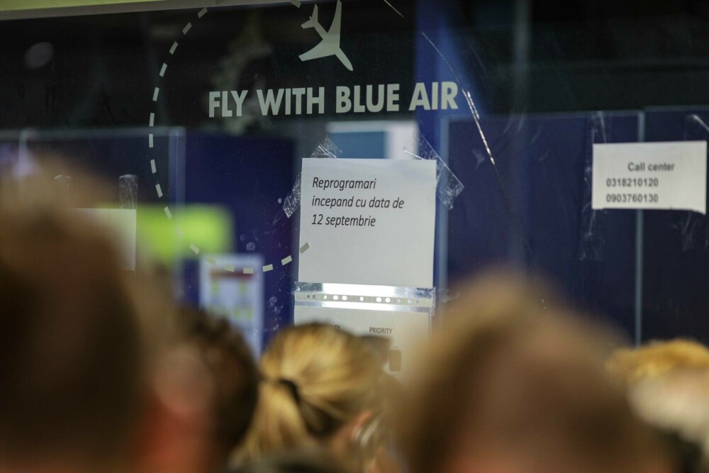 Blue Air suspendă toate zborurile din România. Imagini cu haosul din aeroporturi | GALERIE FOTO - Imaginea 18