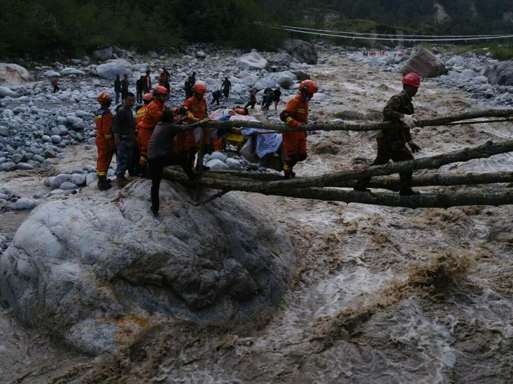 Cel puțin 65 de oameni au murit și 250 au fost răniți după cutremurul din China. Locuitorii trăiau o dramă de două luni. FOTO - Imaginea 8