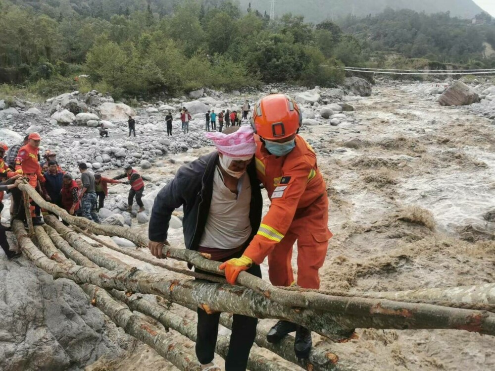 Cel puțin 65 de oameni au murit și 250 au fost răniți după cutremurul din China. Locuitorii trăiau o dramă de două luni. FOTO - Imaginea 10