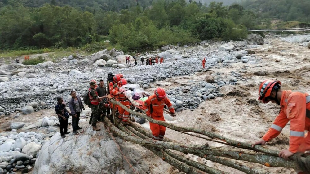 Cel puțin 65 de oameni au murit și 250 au fost răniți după cutremurul din China. Locuitorii trăiau o dramă de două luni. FOTO - Imaginea 11