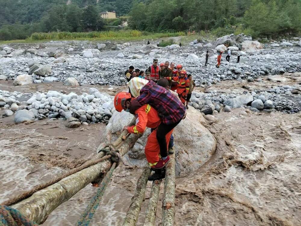 Cel puțin 65 de oameni au murit și 250 au fost răniți după cutremurul din China. Locuitorii trăiau o dramă de două luni. FOTO - Imaginea 13