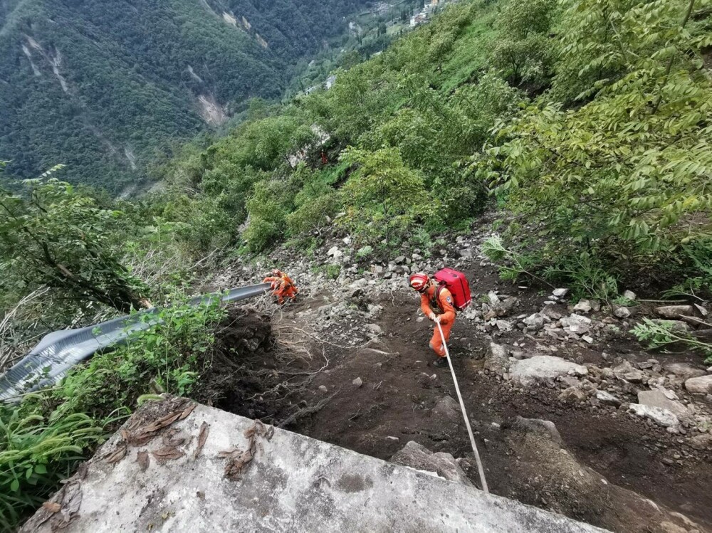 Cel puțin 65 de oameni au murit și 250 au fost răniți după cutremurul din China. Locuitorii trăiau o dramă de două luni. FOTO - Imaginea 14