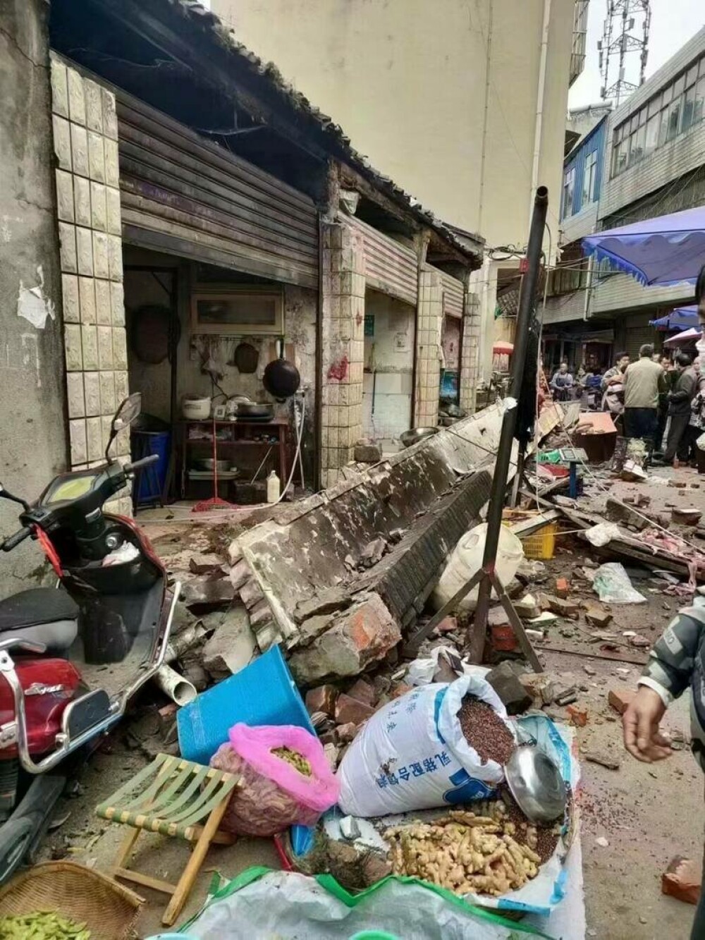 Cel puțin 65 de oameni au murit și 250 au fost răniți după cutremurul din China. Locuitorii trăiau o dramă de două luni. FOTO - Imaginea 15