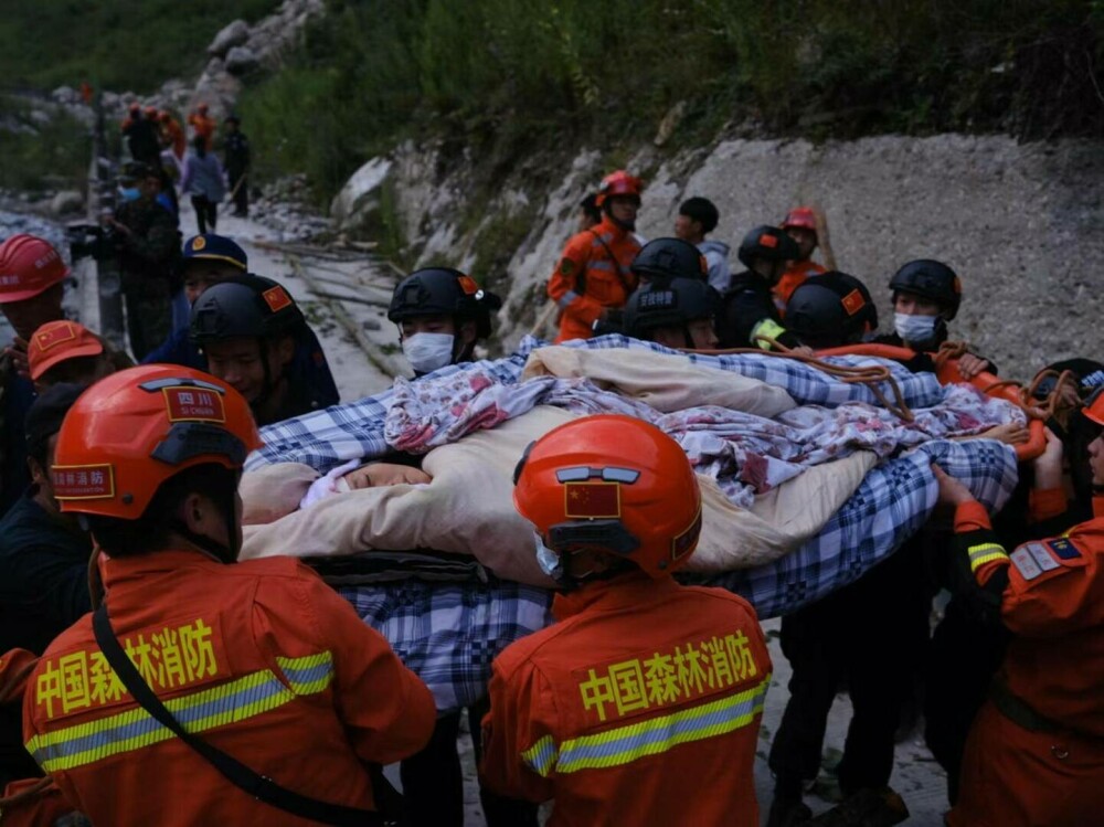 Cel puțin 65 de oameni au murit și 250 au fost răniți după cutremurul din China. Locuitorii trăiau o dramă de două luni. FOTO - Imaginea 19