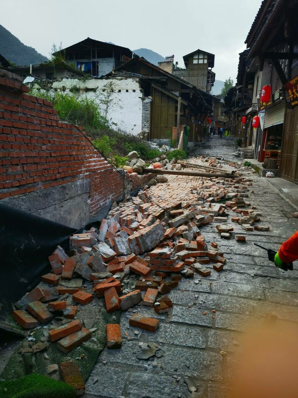 Cel puțin 65 de oameni au murit și 250 au fost răniți după cutremurul din China. Locuitorii trăiau o dramă de două luni. FOTO - Imaginea 18