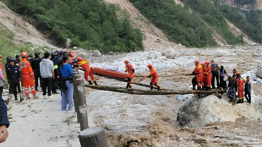 Cel puțin 65 de oameni au murit și 250 au fost răniți după cutremurul din China. Locuitorii trăiau o dramă de două luni. FOTO - Imaginea 16