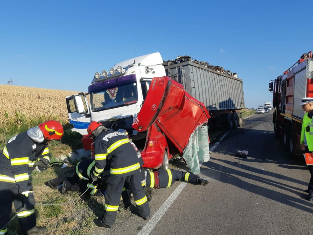 Accident între o mașină și un TIR, în Galați. O femeie a decedat pe loc în urma impactului | GALERIE FOTO - Imaginea 1