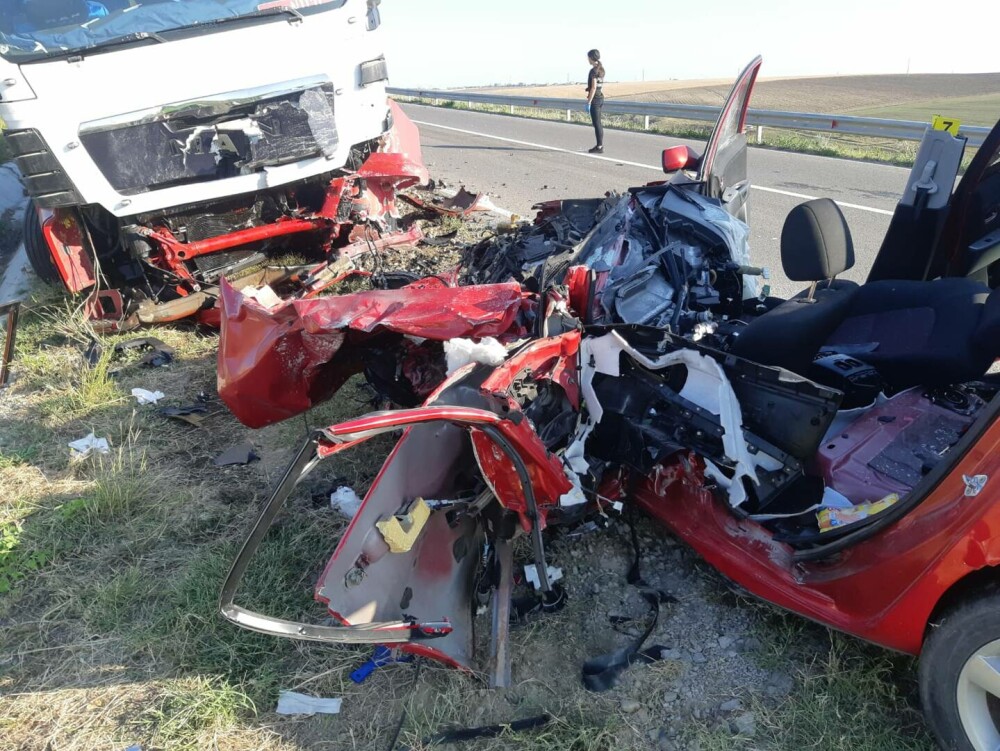 Accident între o mașină și un TIR, în Galați. O femeie a decedat pe loc în urma impactului | GALERIE FOTO - Imaginea 2