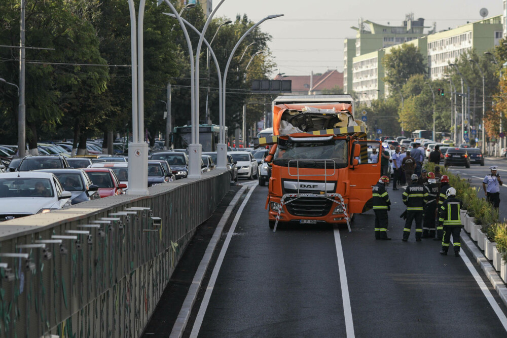 Traficul a fost blocat în Pasajul Unirii din București, la câteva zile de la redeschidere. Șofer de TIR, amendat GALERIE FOTO - Imaginea 5
