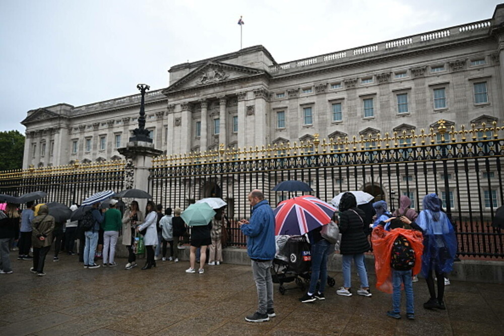 Turişti în lacrimi în faţa Palatului Buckingham, după anunțul privind starea de sănătate a Reginei Elisabeta a II-a - Imaginea 1