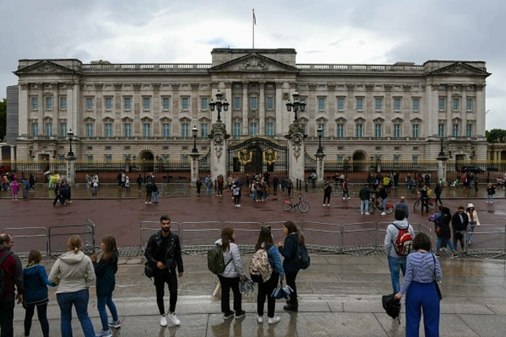 Turişti în lacrimi în faţa Palatului Buckingham, după anunțul privind starea de sănătate a Reginei Elisabeta a II-a - Imaginea 2