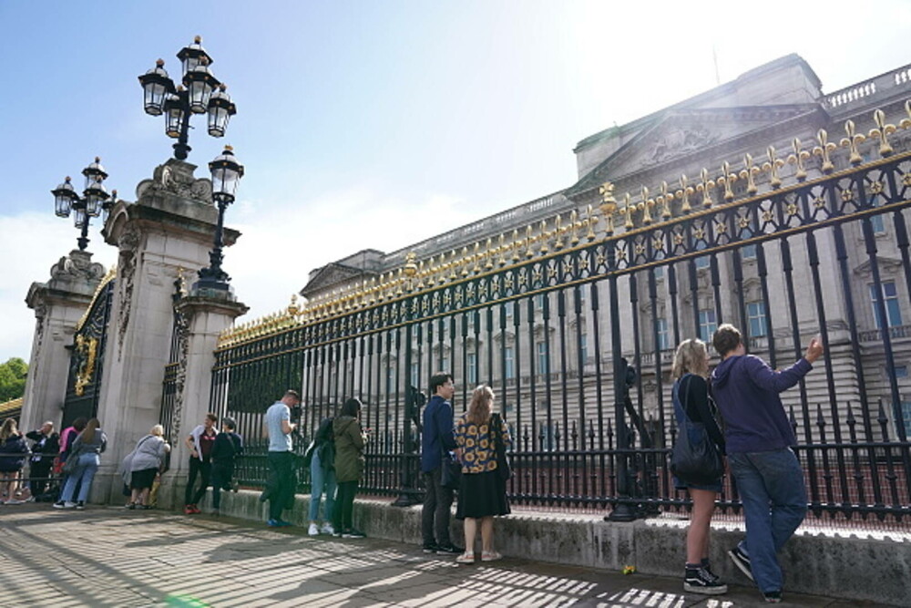 Turişti în lacrimi în faţa Palatului Buckingham, după anunțul privind starea de sănătate a Reginei Elisabeta a II-a - Imaginea 3