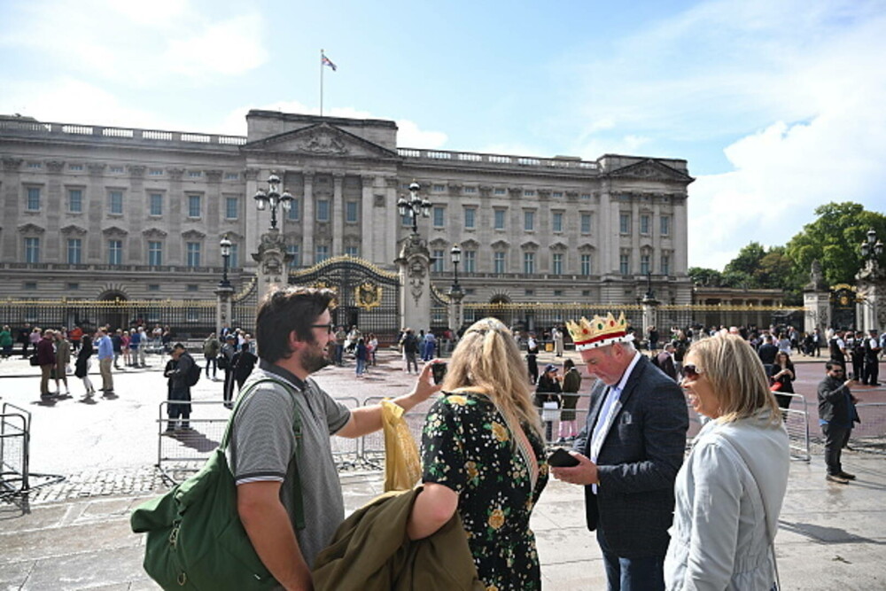 Turişti în lacrimi în faţa Palatului Buckingham, după anunțul privind starea de sănătate a Reginei Elisabeta a II-a - Imaginea 4