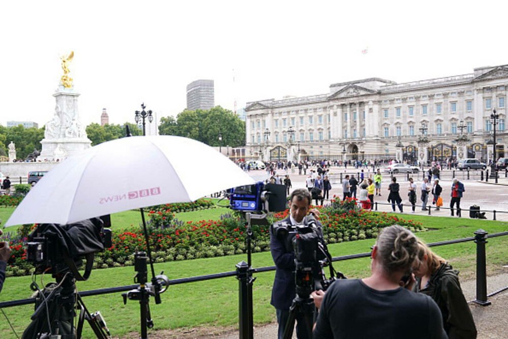 Turişti în lacrimi în faţa Palatului Buckingham, după anunțul privind starea de sănătate a Reginei Elisabeta a II-a - Imaginea 5