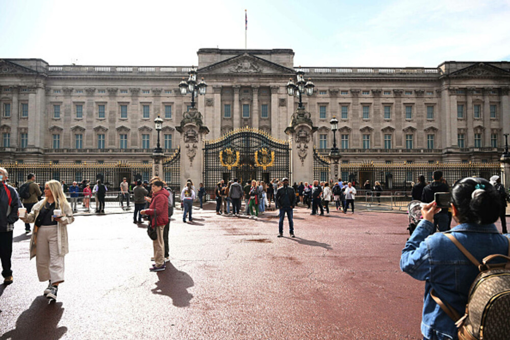 Turişti în lacrimi în faţa Palatului Buckingham, după anunțul privind starea de sănătate a Reginei Elisabeta a II-a - Imaginea 6