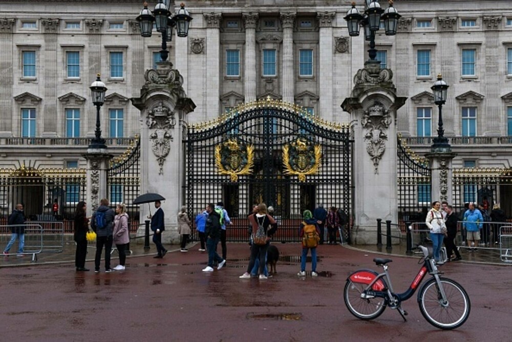 Turişti în lacrimi în faţa Palatului Buckingham, după anunțul privind starea de sănătate a Reginei Elisabeta a II-a - Imaginea 7