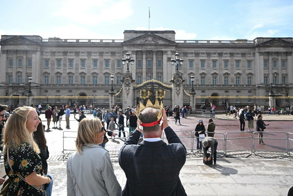 Turişti în lacrimi în faţa Palatului Buckingham, după anunțul privind starea de sănătate a Reginei Elisabeta a II-a - Imaginea 9