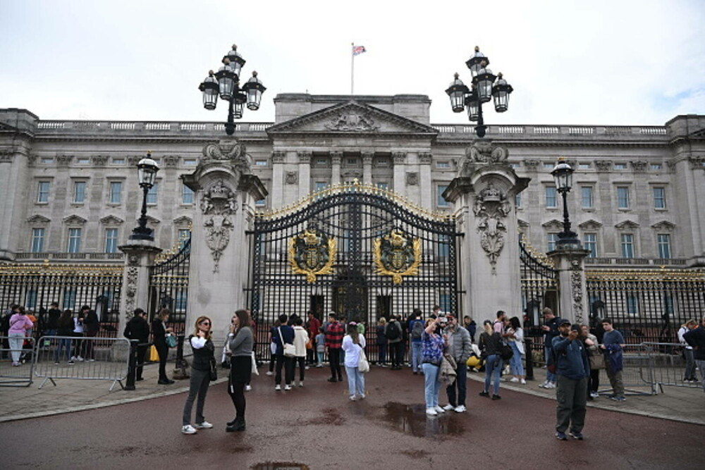 Turişti în lacrimi în faţa Palatului Buckingham, după anunțul privind starea de sănătate a Reginei Elisabeta a II-a - Imaginea 10