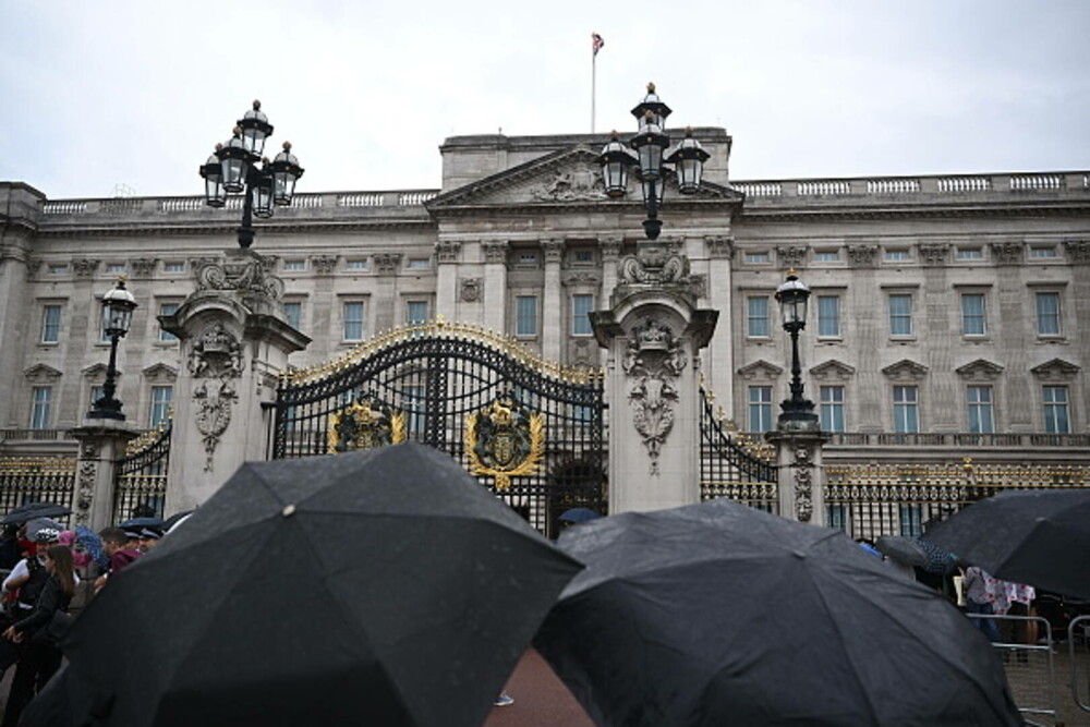 Turişti în lacrimi în faţa Palatului Buckingham, după anunțul privind starea de sănătate a Reginei Elisabeta a II-a - Imaginea 11