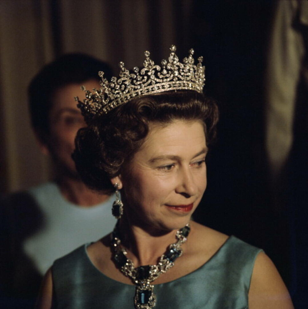 Colecția personală de bijuterii a reginei Elisabeta a II-a: De la colierele de perle, la zecile de broșe cu diamante FOTO - Imaginea 7