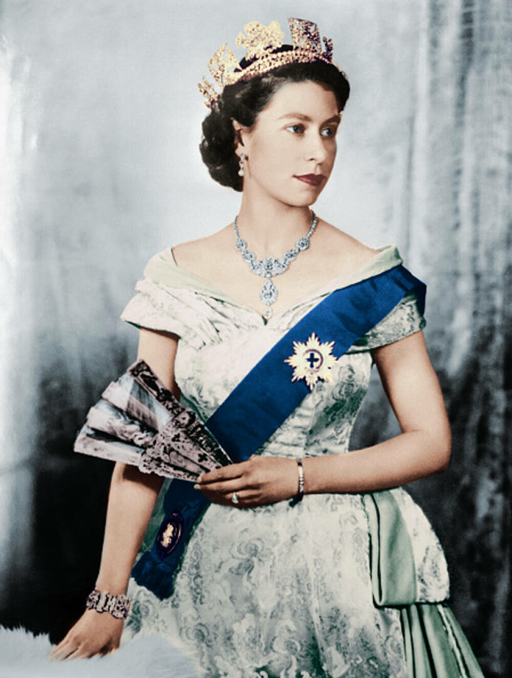 Colecția personală de bijuterii a reginei Elisabeta a II-a: De la colierele de perle, la zecile de broșe cu diamante FOTO - Imaginea 9