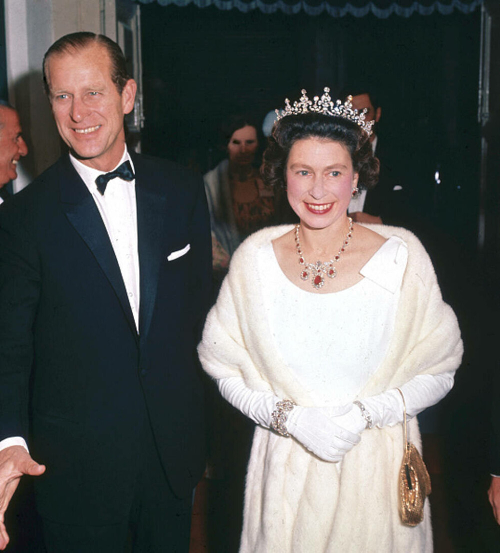 Colecția personală de bijuterii a reginei Elisabeta a II-a: De la colierele de perle, la zecile de broșe cu diamante FOTO - Imaginea 5