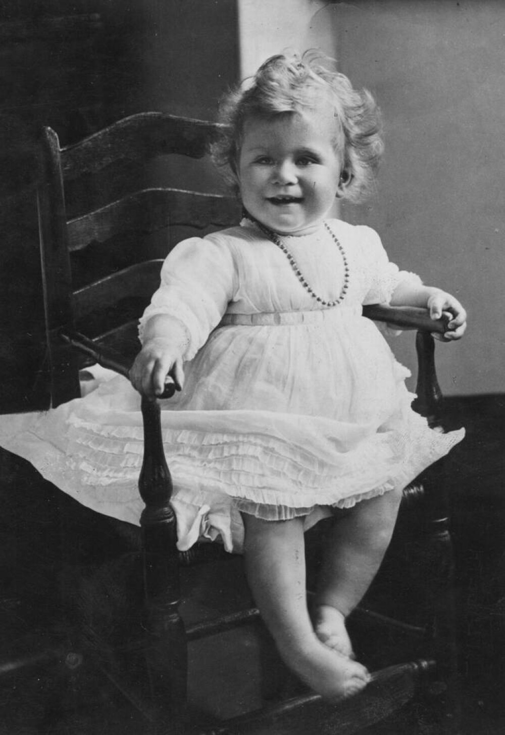 Imaginile istorice cu Regina Elisabeta a II-a. La vârsta de 10 ani a devenit moștenitoarea tronului britanic - Imaginea 8