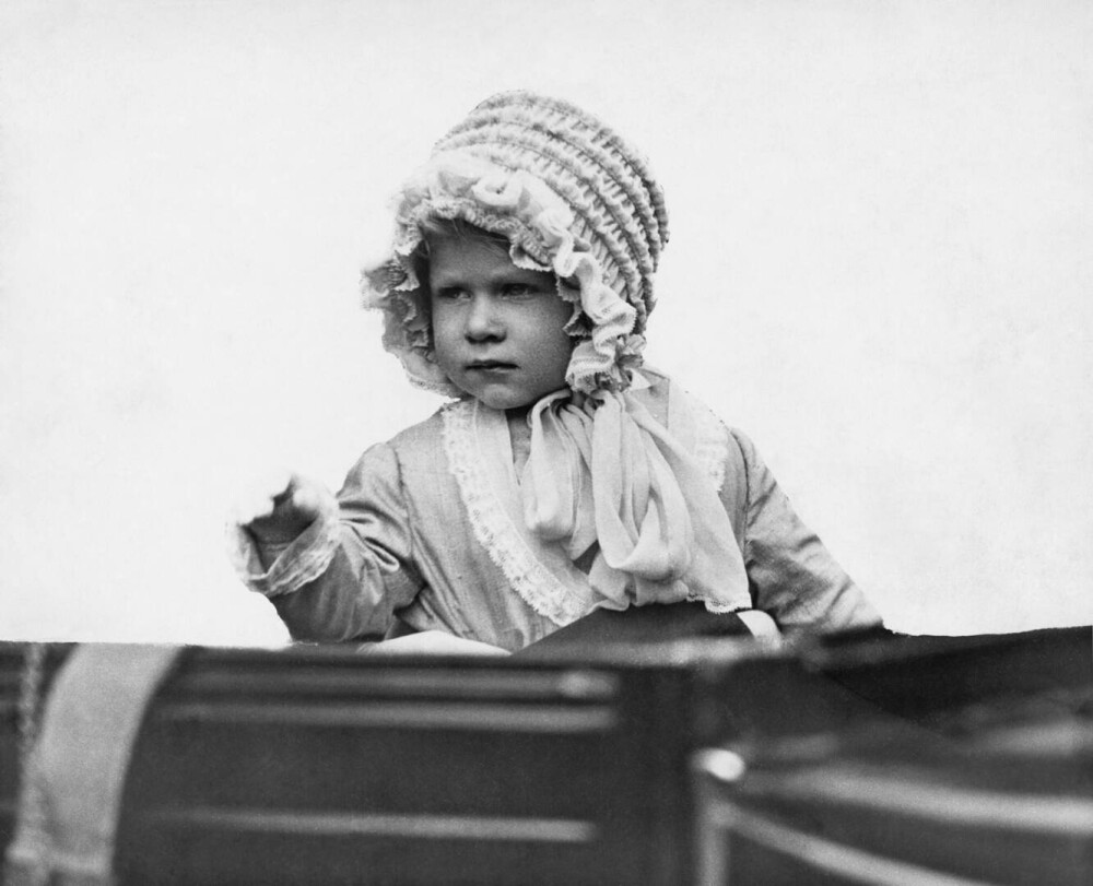 Imaginile istorice cu Regina Elisabeta a II-a. La vârsta de 10 ani a devenit moștenitoarea tronului britanic - Imaginea 1