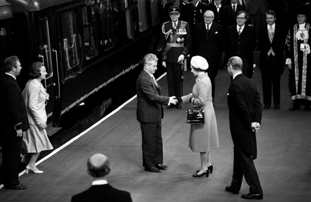 Ceaușescu, primul lider comunist primit la Buckingham de Regina Elisabeta. Suverana s-a ascuns într-un tufiș pentru a-l evita - Imaginea 2