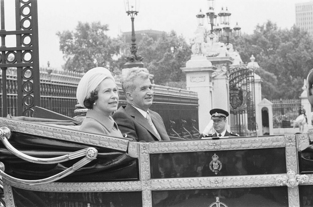 Ceaușescu, primul lider comunist primit la Buckingham de Regina Elisabeta. Suverana s-a ascuns într-un tufiș pentru a-l evita - Imaginea 4