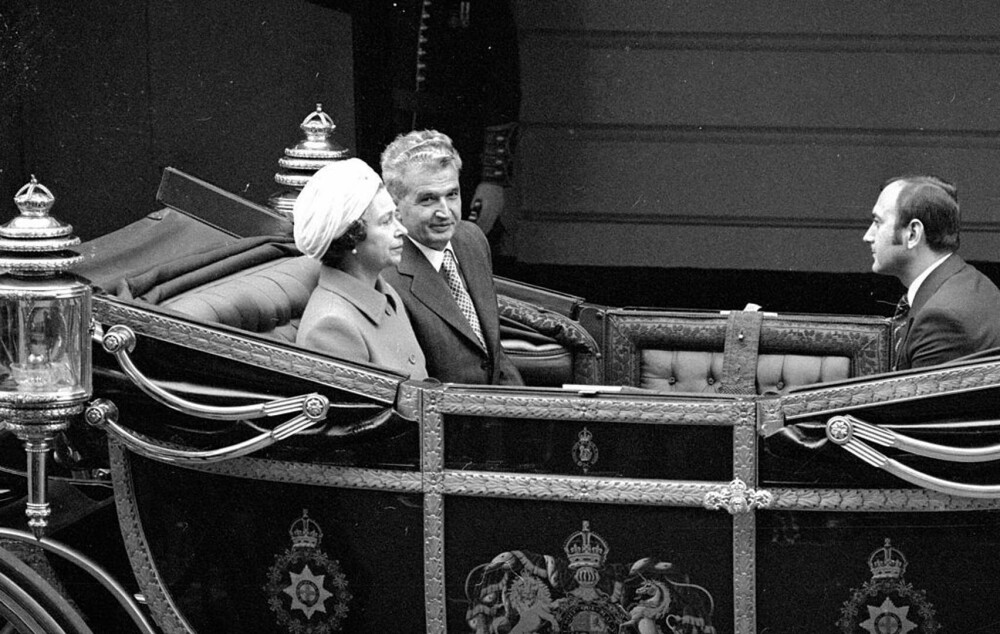 Ceaușescu, primul lider comunist primit la Buckingham de Regina Elisabeta. Suverana s-a ascuns într-un tufiș pentru a-l evita - Imaginea 5