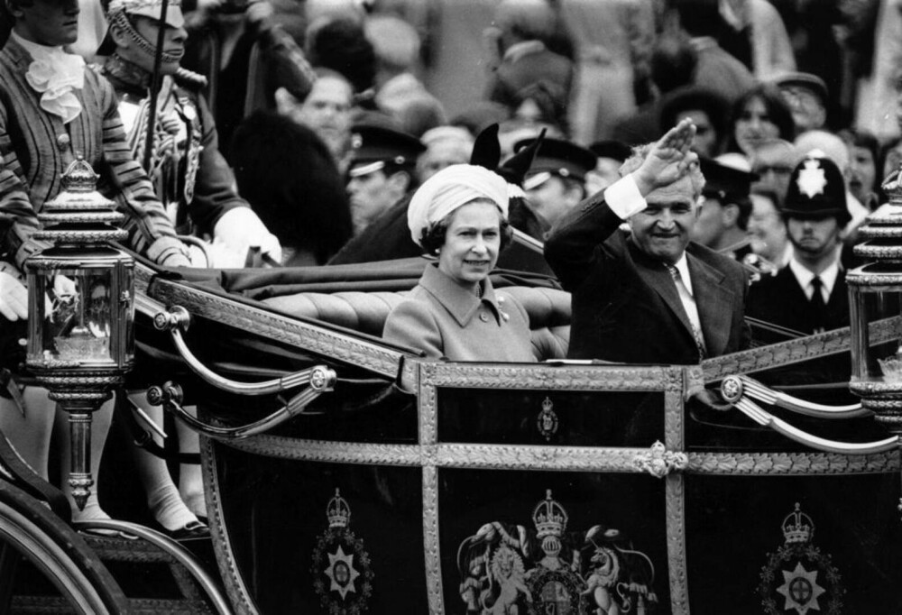Ceaușescu, primul lider comunist primit la Buckingham de Regina Elisabeta. Suverana s-a ascuns într-un tufiș pentru a-l evita - Imaginea 7