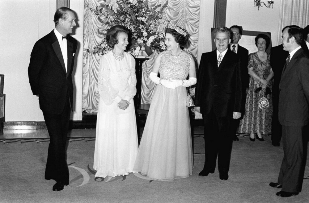 Ceaușescu, primul lider comunist primit la Buckingham de Regina Elisabeta. Suverana s-a ascuns într-un tufiș pentru a-l evita - Imaginea 8