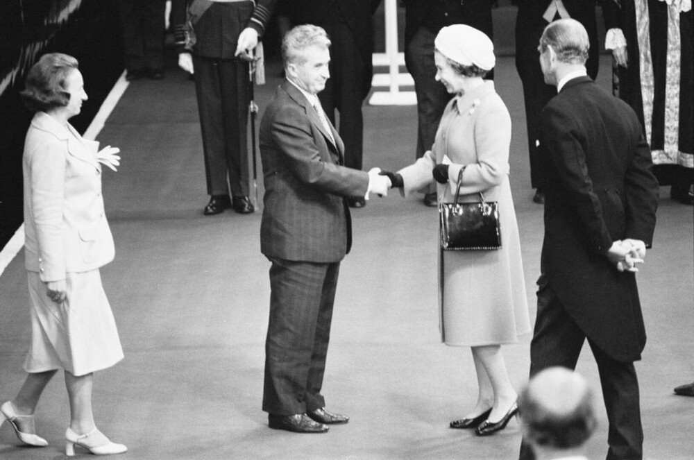 Ceaușescu, primul lider comunist primit la Buckingham de Regina Elisabeta. Suverana s-a ascuns într-un tufiș pentru a-l evita - Imaginea 9