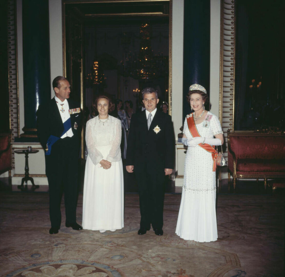 Ceaușescu, primul lider comunist primit la Buckingham de Regina Elisabeta. Suverana s-a ascuns într-un tufiș pentru a-l evita - Imaginea 10