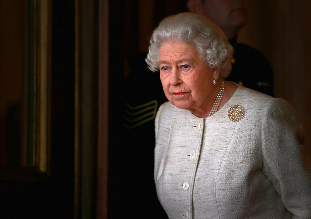 Colecția personală de bijuterii a reginei Elisabeta a II-a: De la colierele de perle, la zecile de broșe cu diamante FOTO - Imaginea 3