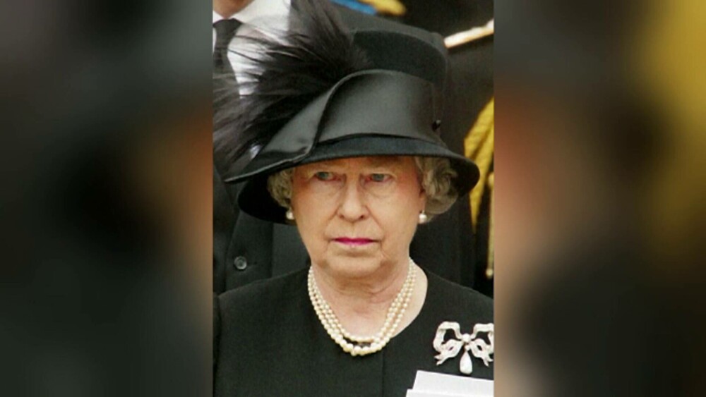 Colecția personală de bijuterii a reginei Elisabeta a II-a: De la colierele de perle, la zecile de broșe cu diamante FOTO - Imaginea 2