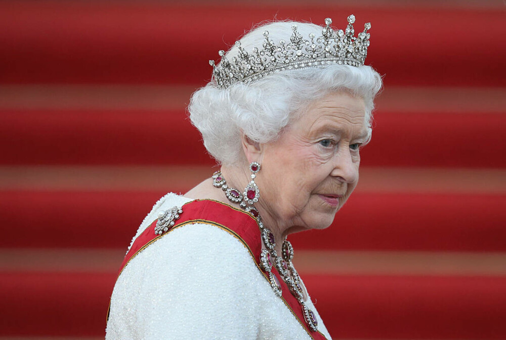 Colecția personală de bijuterii a reginei Elisabeta a II-a: De la colierele de perle, la zecile de broșe cu diamante FOTO - Imaginea 1