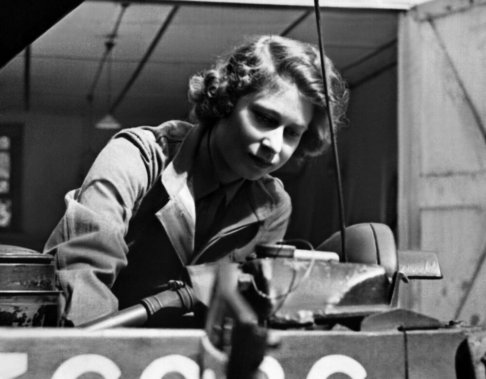 Elisabeta a II-a a fost mecanic auto în cel de-Al Doilea Război Mondial. Imagini de colecție. GALERIE FOTO - Imaginea 1